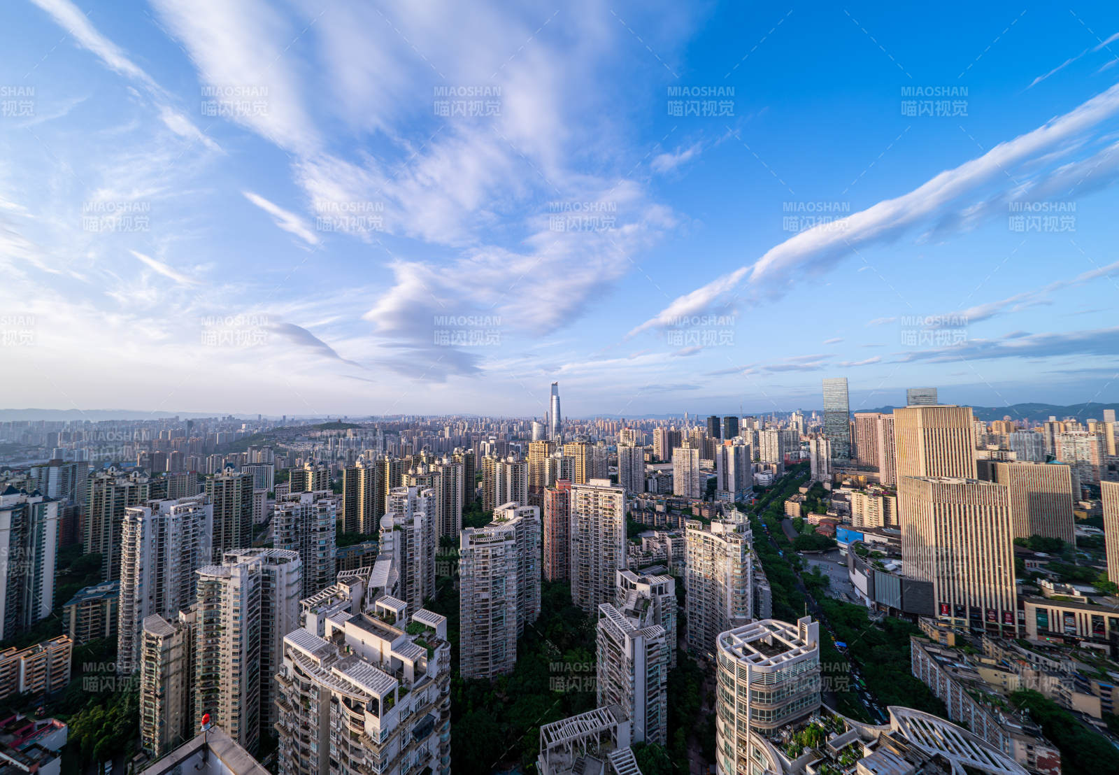 万科中心城市天际线与蓝天白云图片