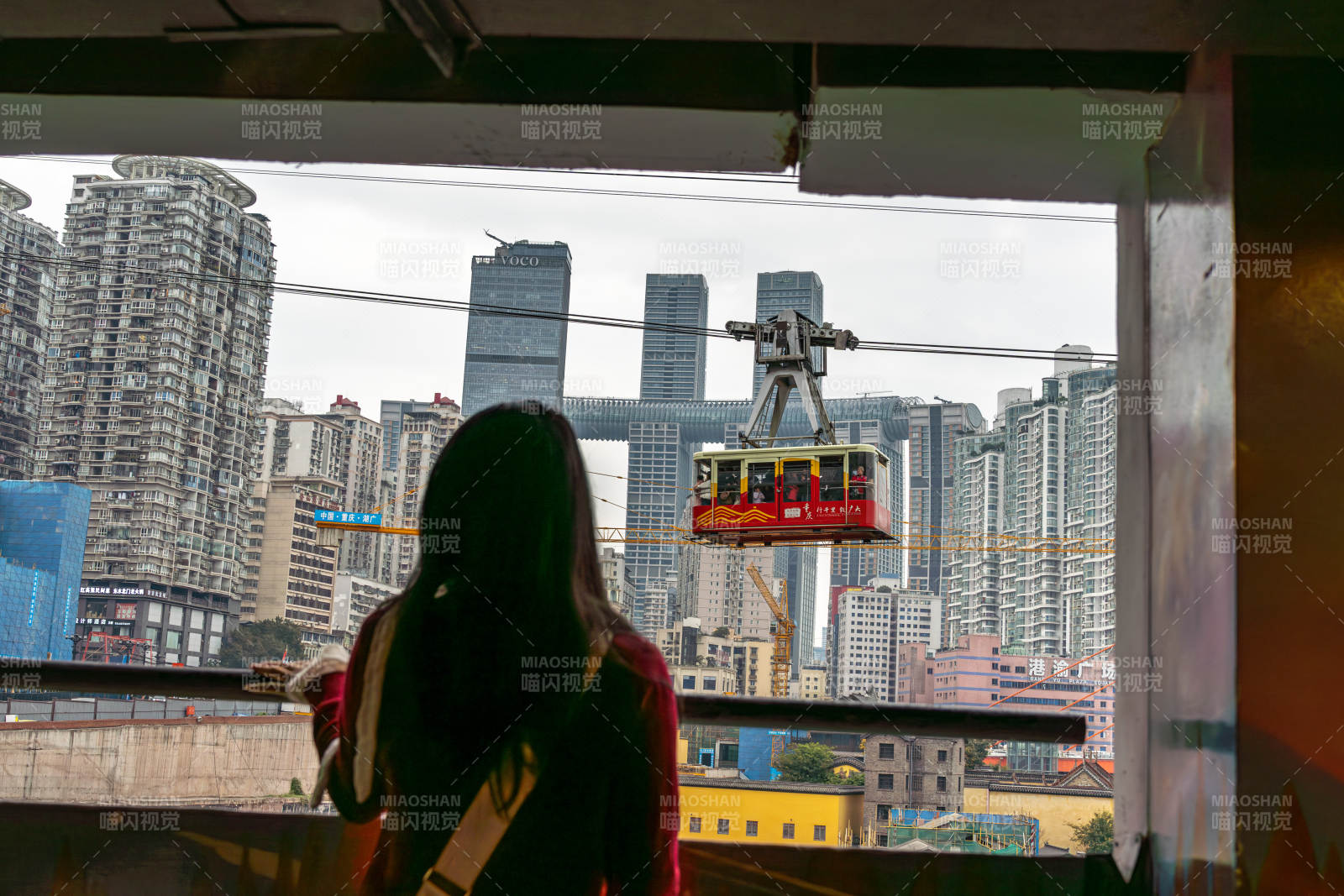 重庆长江索道与高楼剪影图片