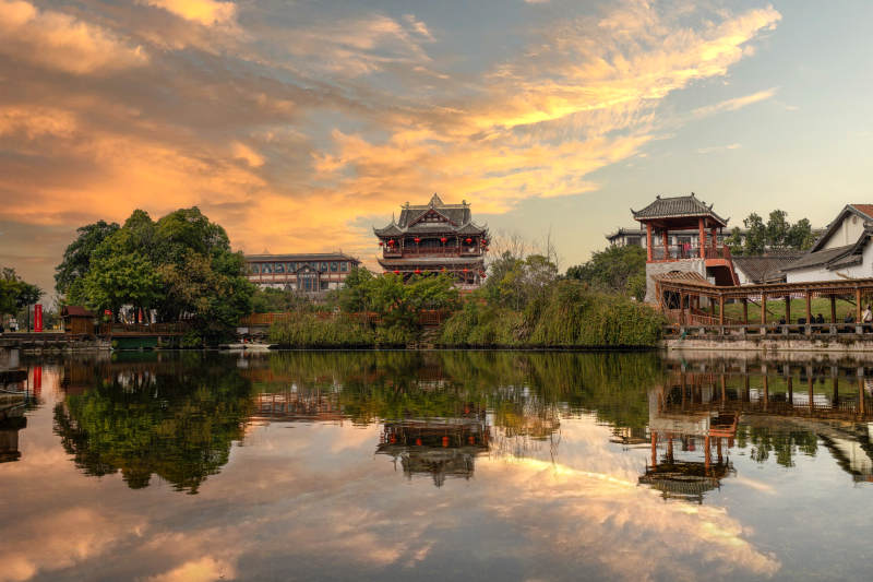 成都洛带古镇湖畔古建筑夕阳倒影图片