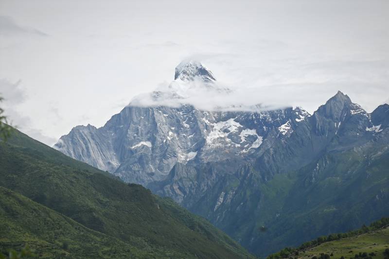 四姑娘山 雪山云雾缭绕图片