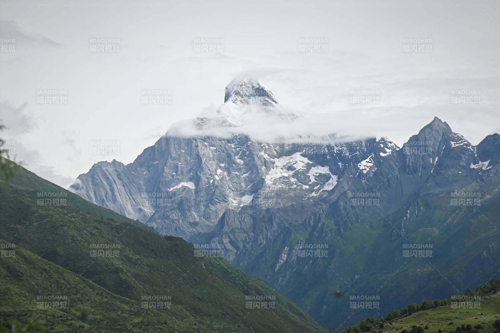四姑娘山 雪山云雾缭绕图片