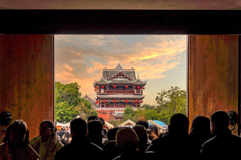 成都洛带古镇 古楼夕照 人潮涌动图片