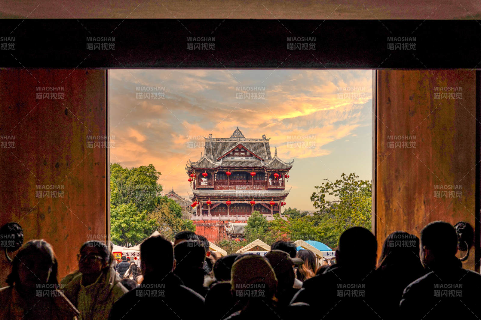 成都洛带古镇 古楼夕照 人潮涌动图片