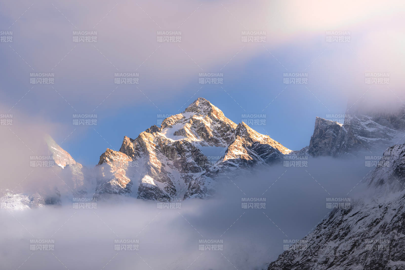 毕棚沟雪山云海 日照金山图片