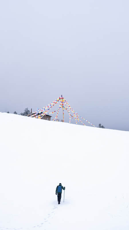 雪地行者与彩色旗帜图片