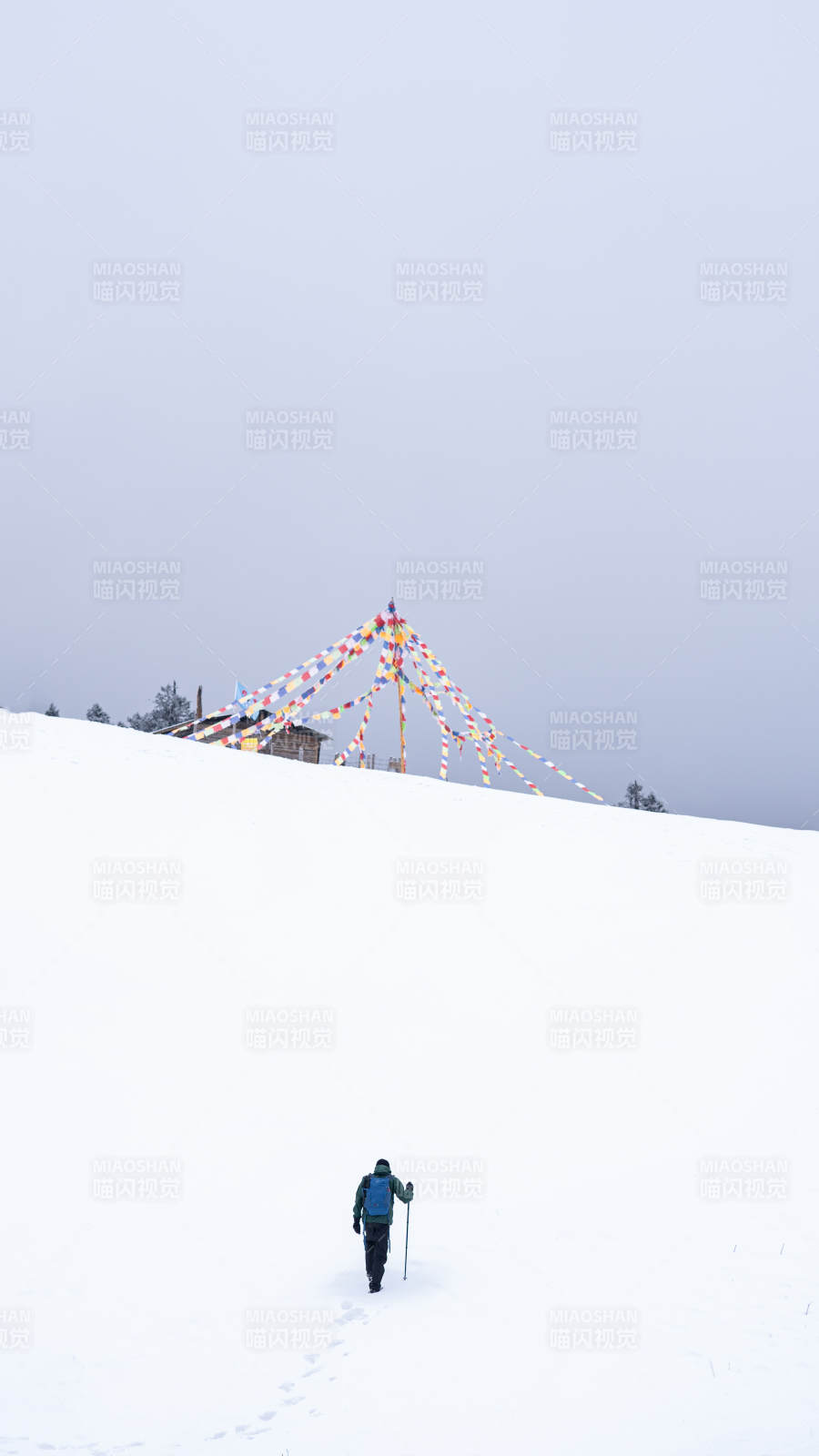 雪地行者与彩色旗帜图片