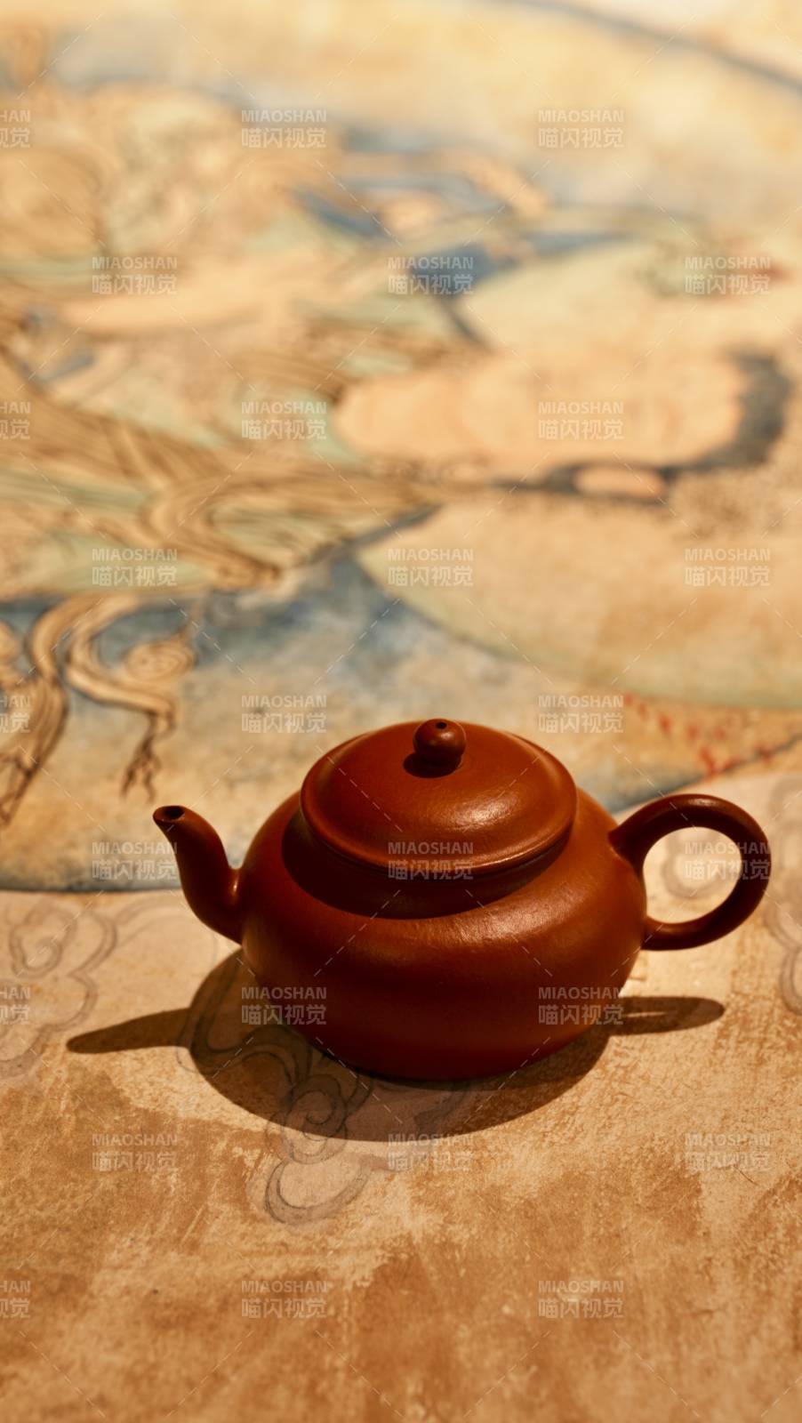 古韵紫砂壶与地图背景图片