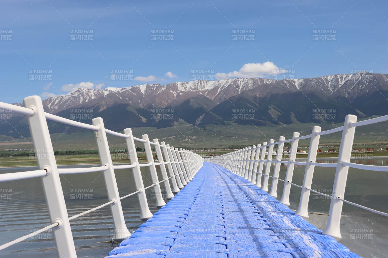 雪山下的蓝色栈道图片