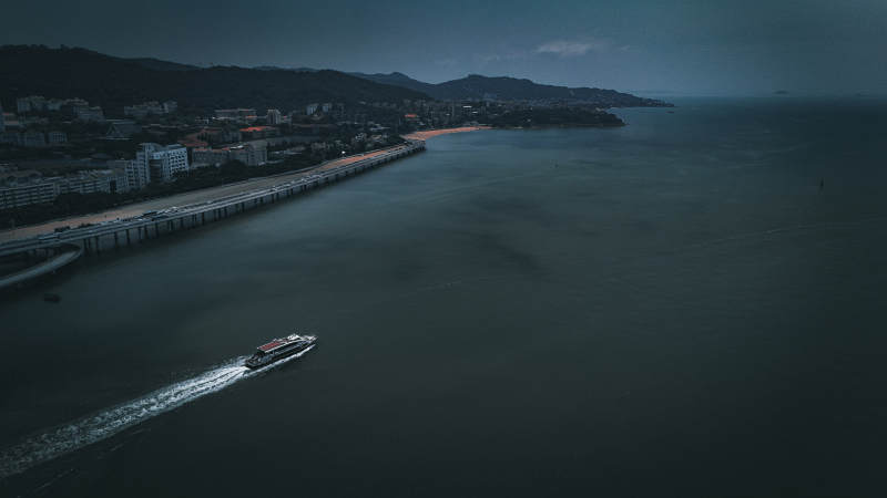 夜幕下的海滨城市风光图片