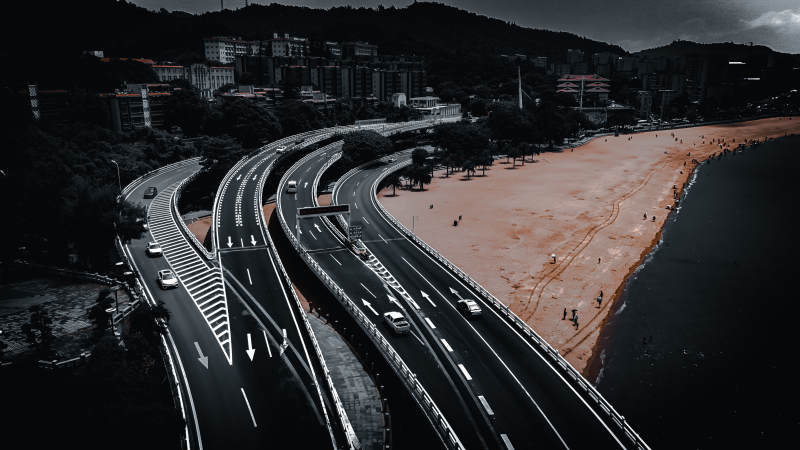 海滨城市高架路夜景图片