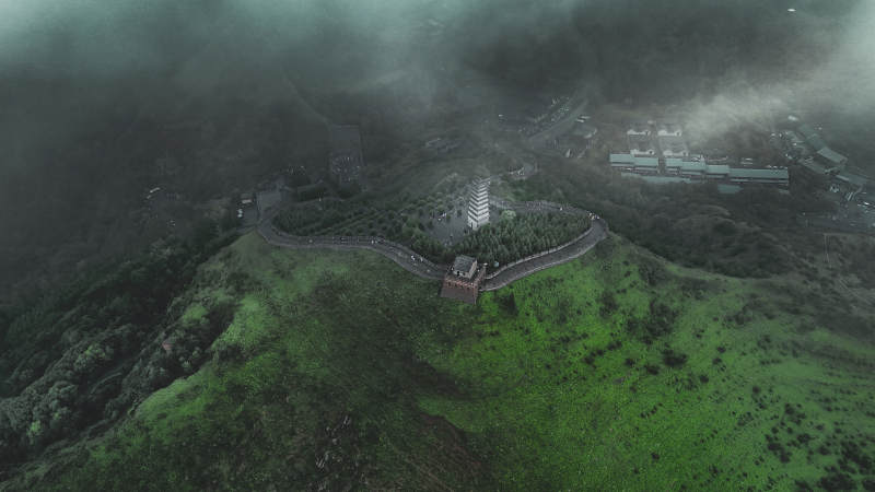 云雾缭绕的山间古堡图片