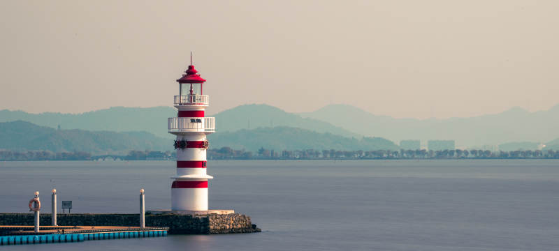 海边红白灯塔静谧景图片