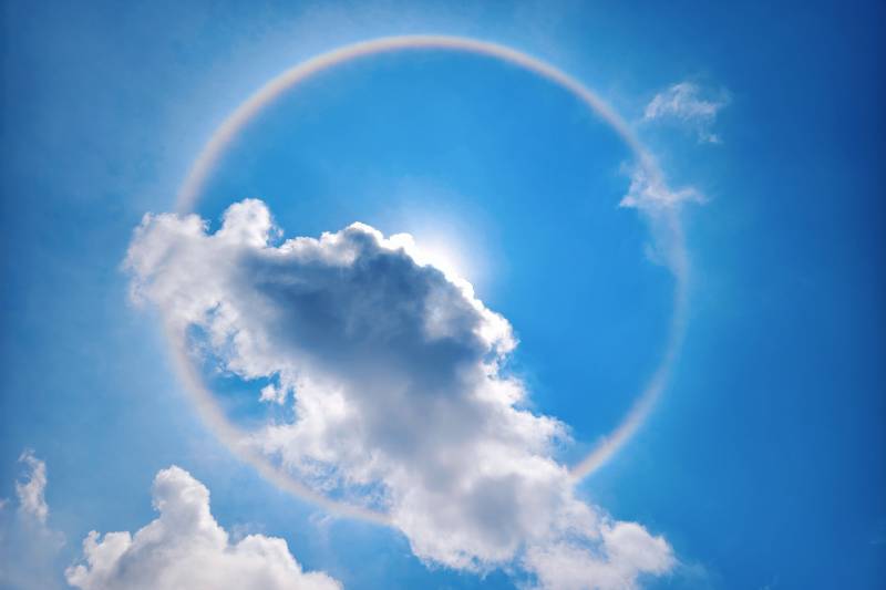 天空中的光环与云朵图片