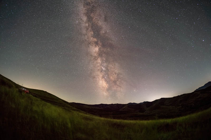 银河横跨夜空山野图片