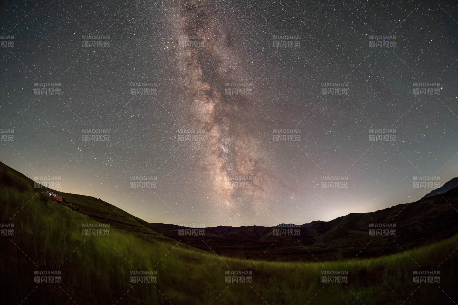 银河横跨夜空山野图片