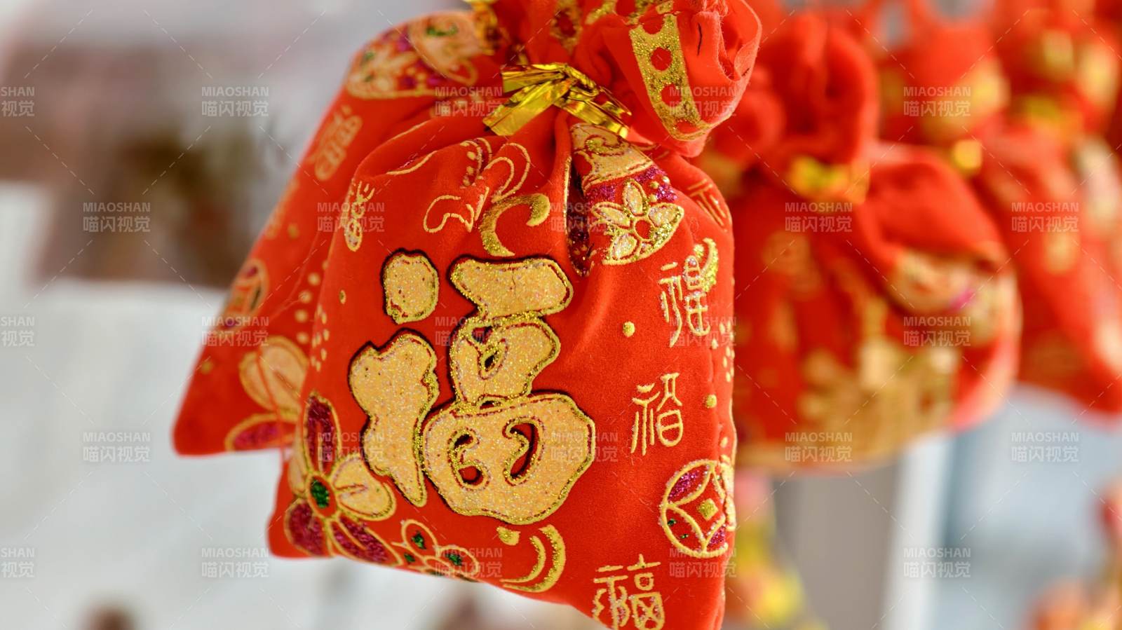 红色福袋迎新春图片