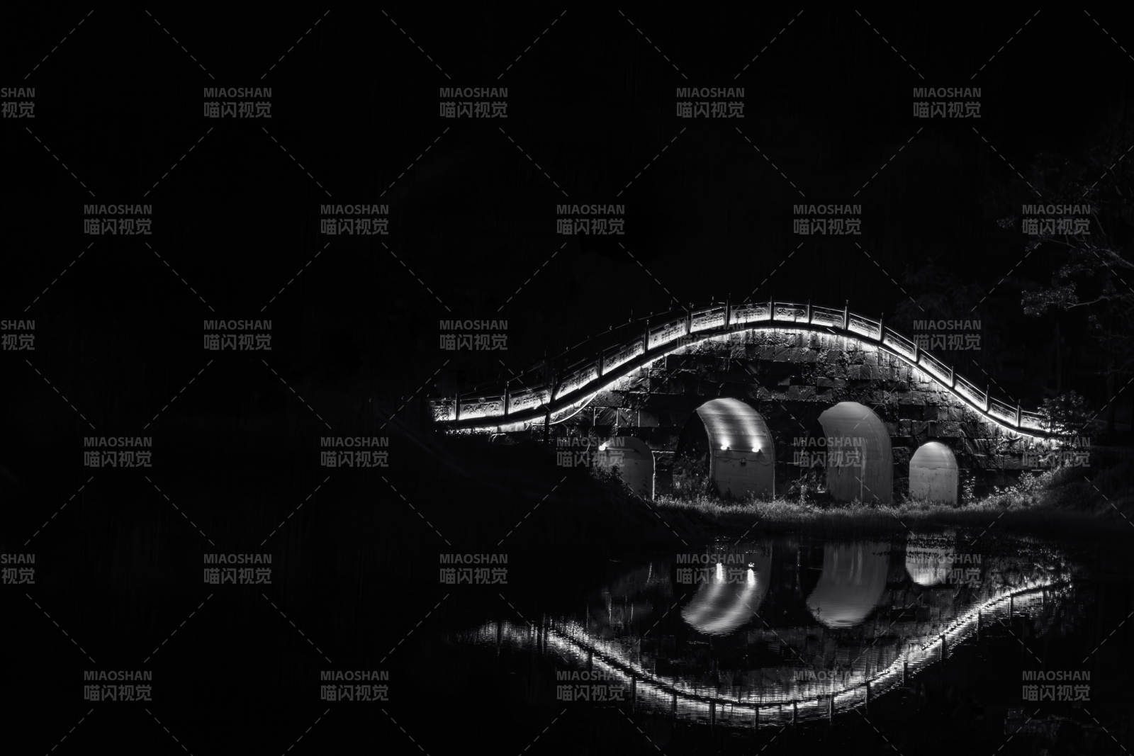 夜色拱桥倒影云南普洱澜沧拉祜风情园图片