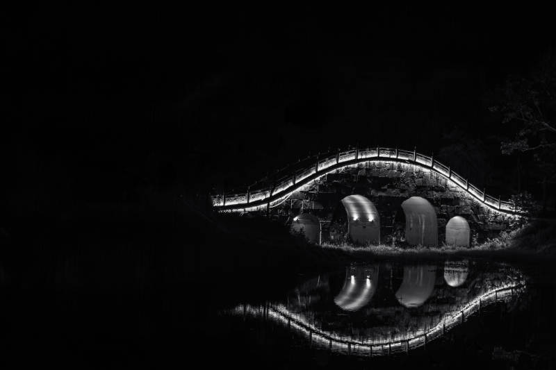 夜色拱桥倒影云南普洱澜沧拉祜风情园图片