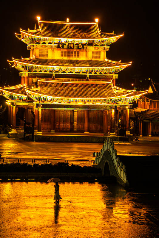 夜色雨中观澜阁-云南普洱澜沧图片