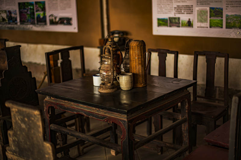 古朴木桌椅与茶具图片