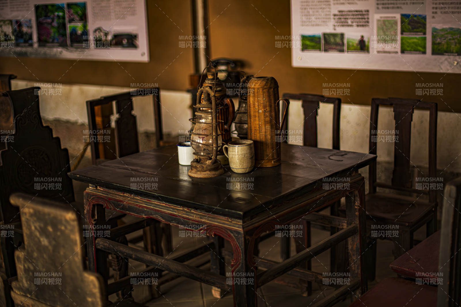 古朴木桌椅与茶具图片