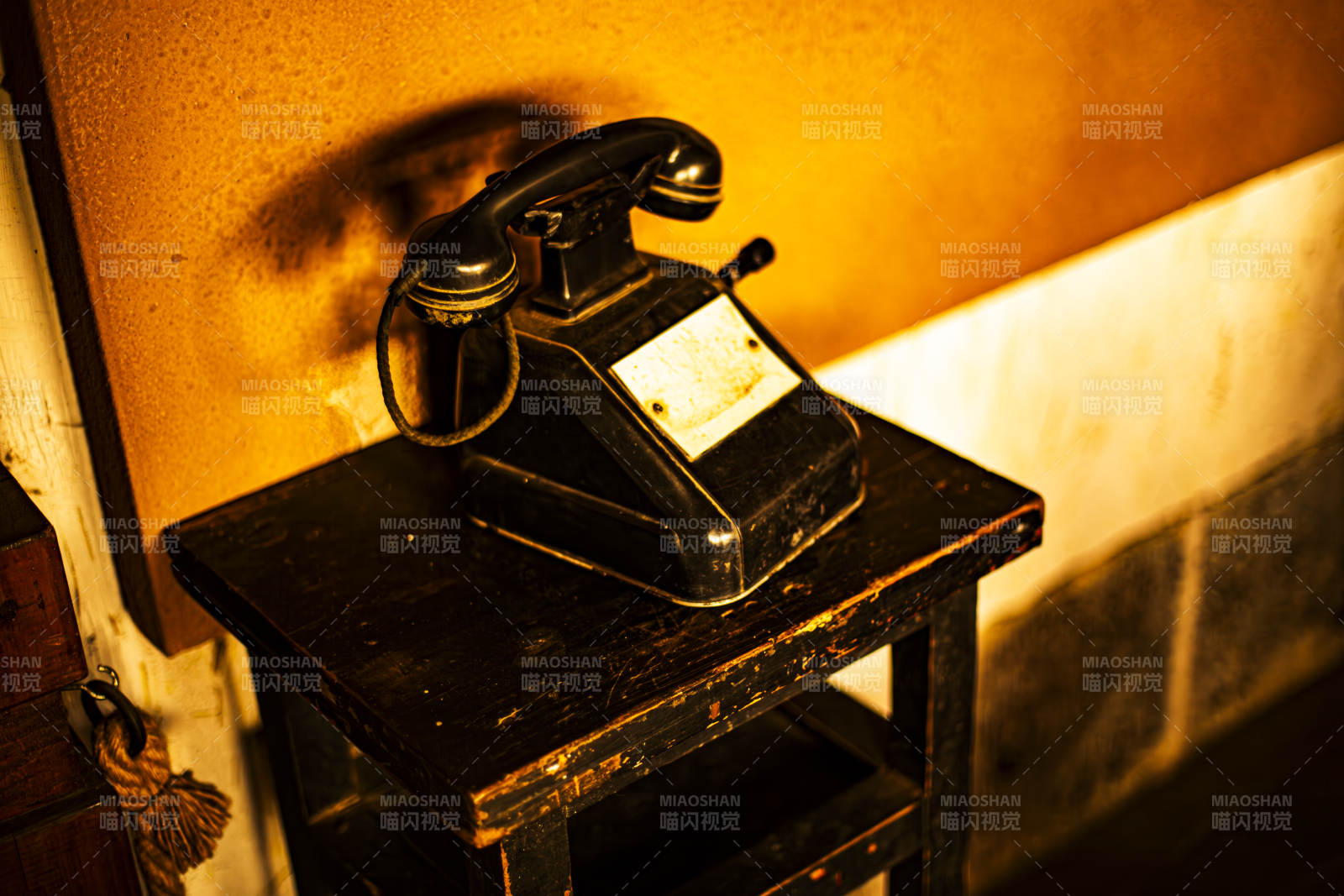 复古电话机静置角落图片