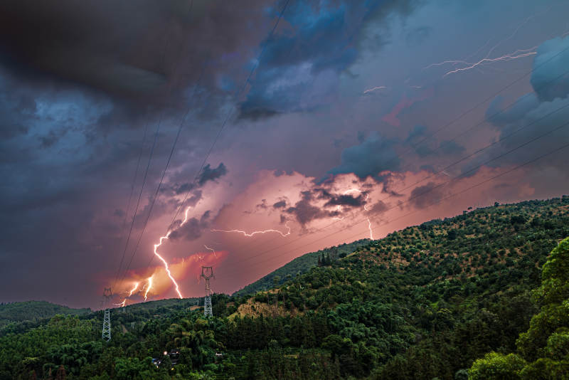 山间雷电交加夜景图图片