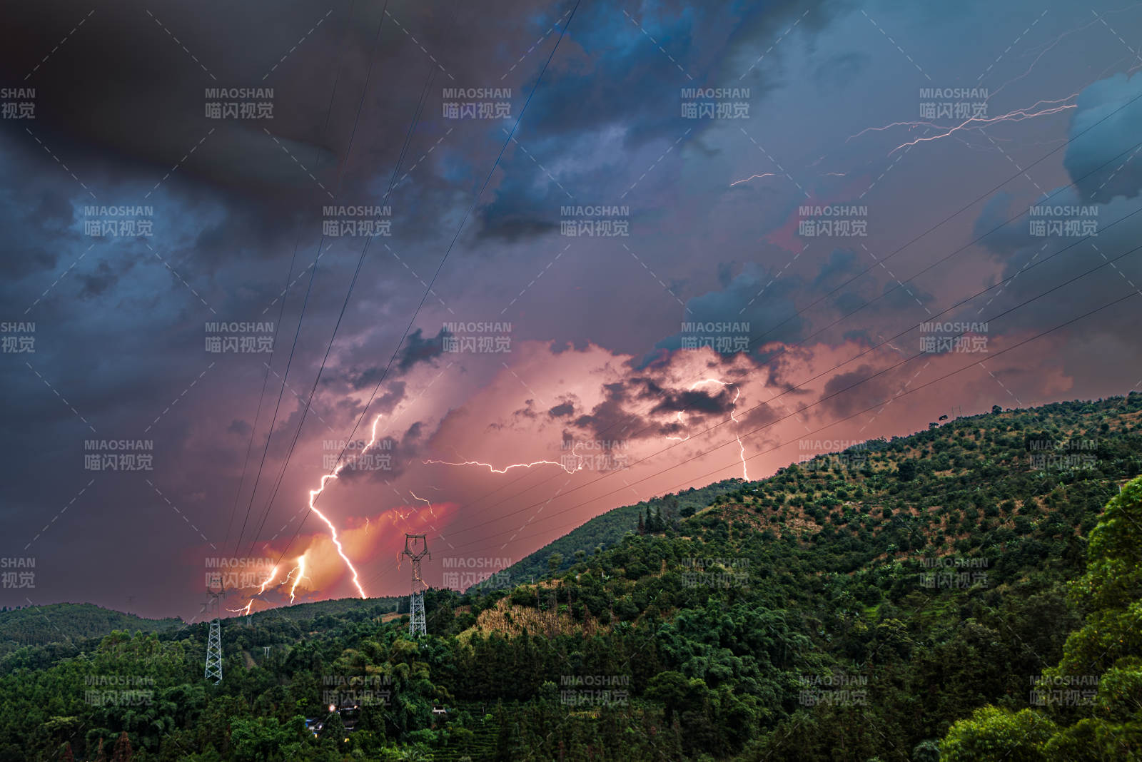 山间雷电交加夜景图图片