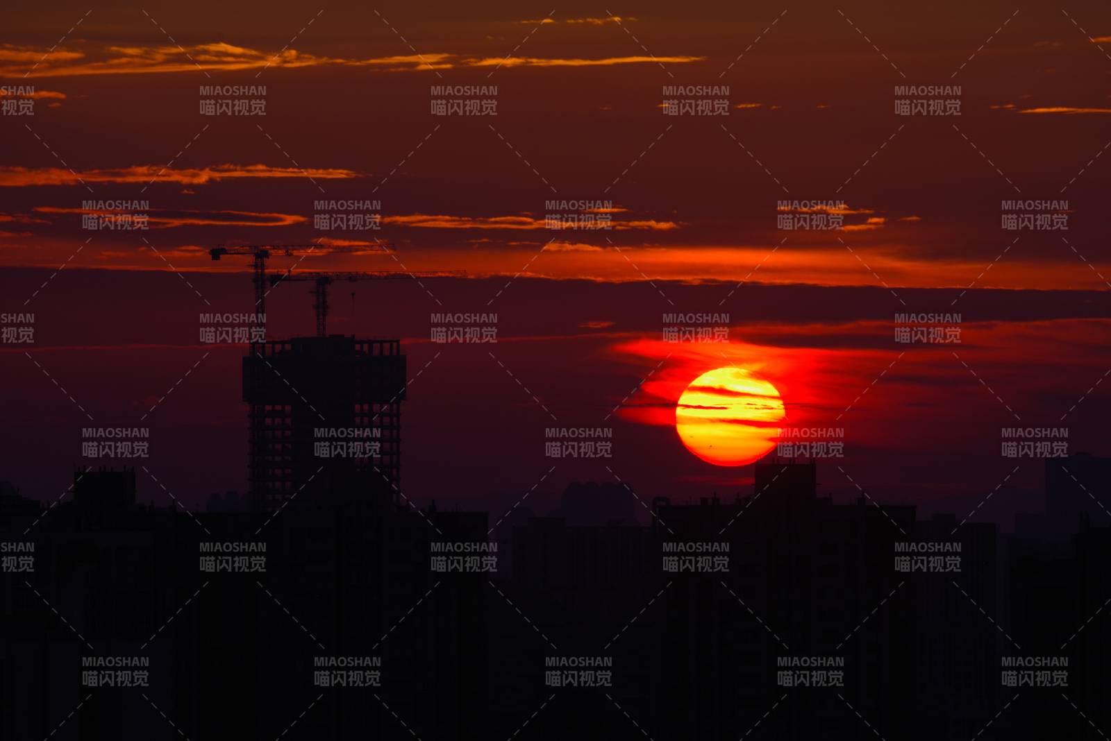 城市黄昏 夕阳映照高楼图片