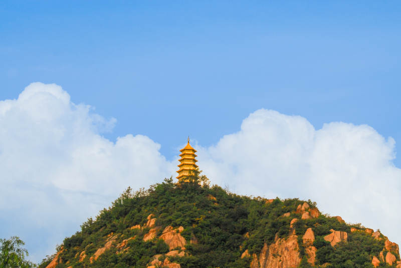 昌平石鹰山顶金塔映蓝天图片
