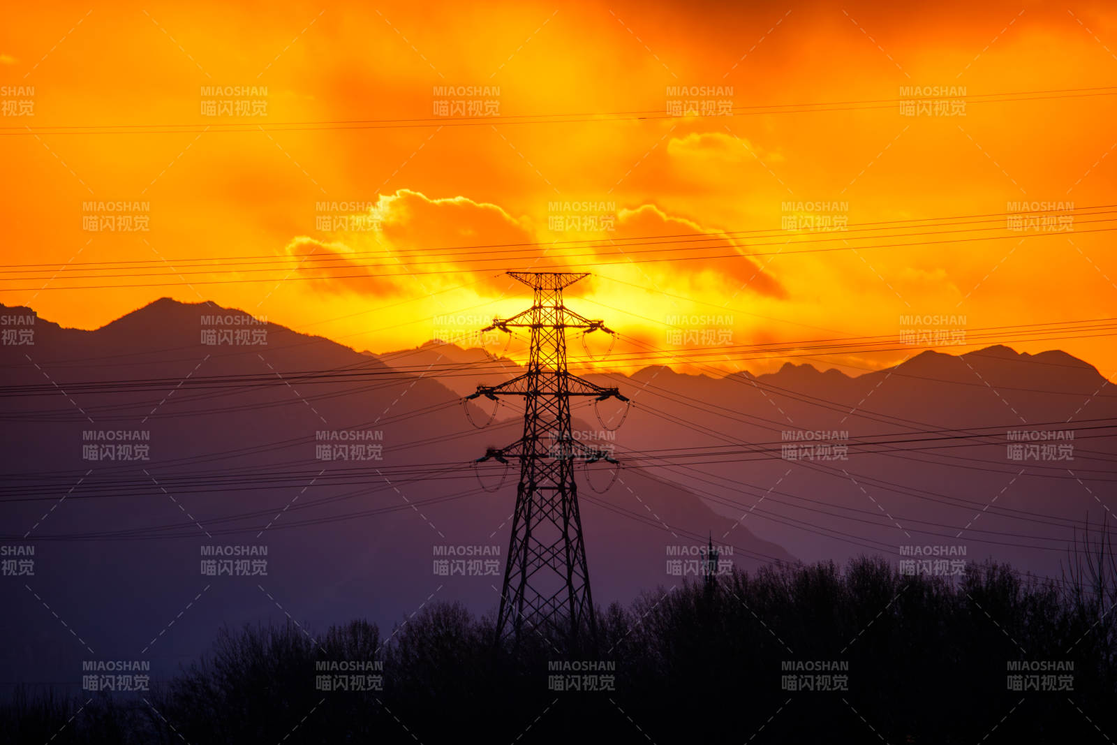 夕阳下的电力塔影图片