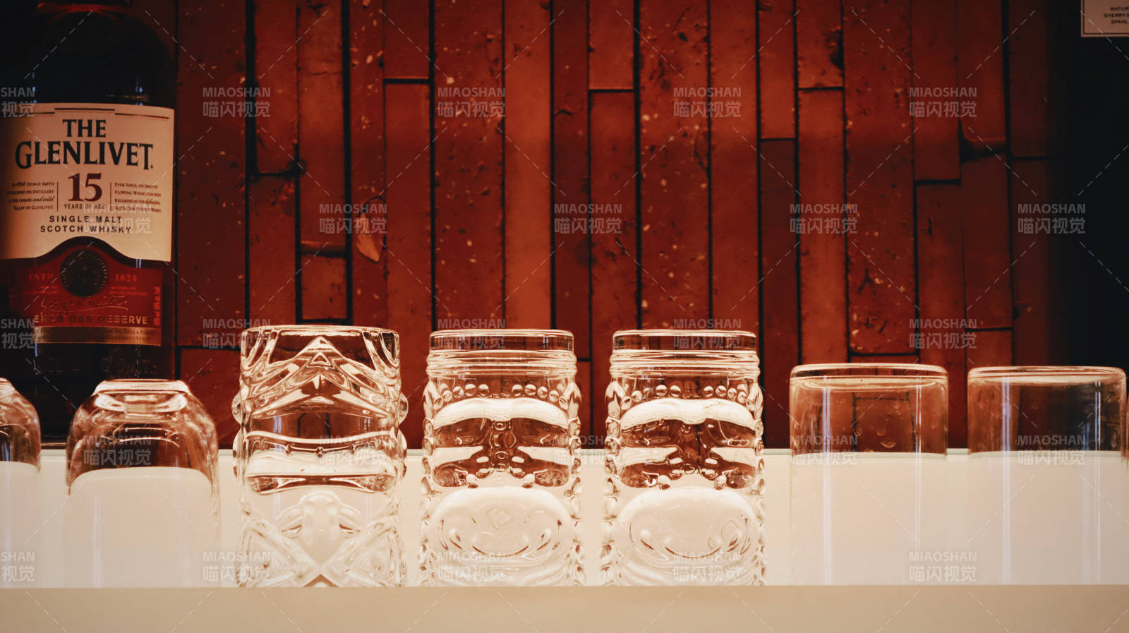 威士忌与玻璃杯的静谧时光图片