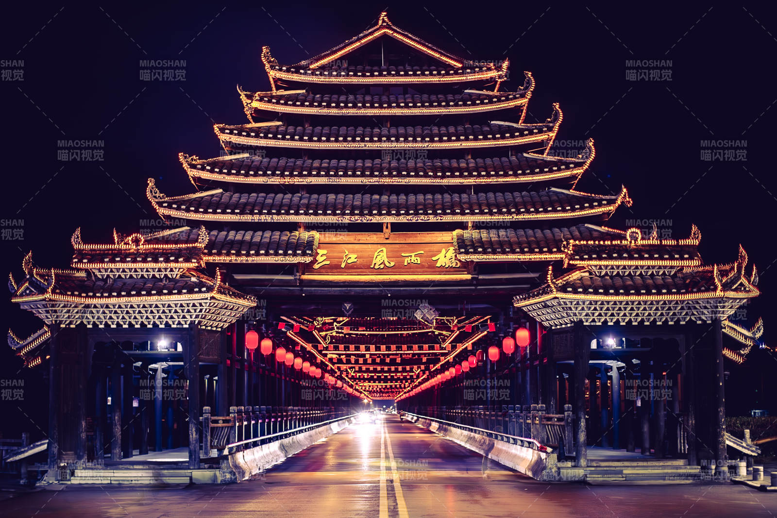 三江风雨桥夜景灯光璀璨图片