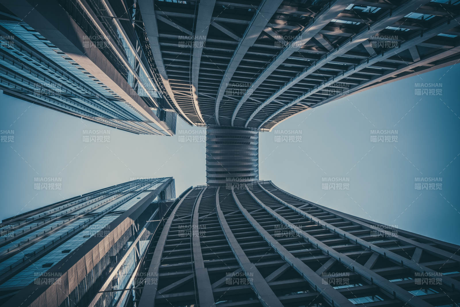 仰望重庆来福士的几何之美图片