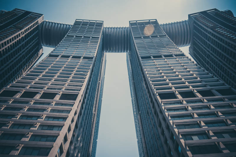 现代高楼的仰视视角图片