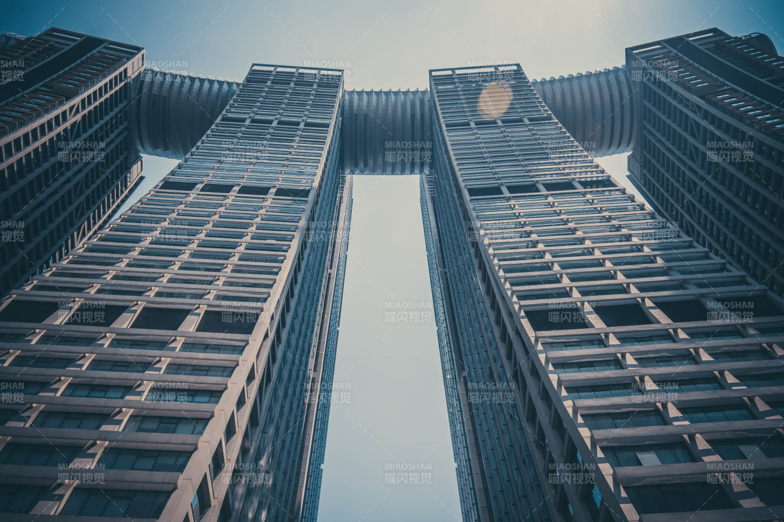 现代高楼的仰视视角图片