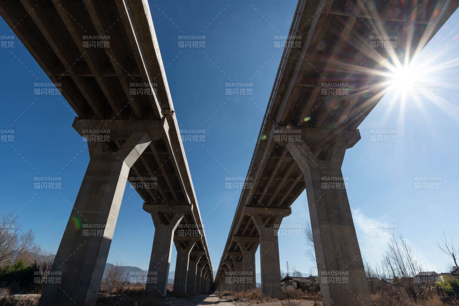 丽江大丽高速阳光下的高架桥图片
