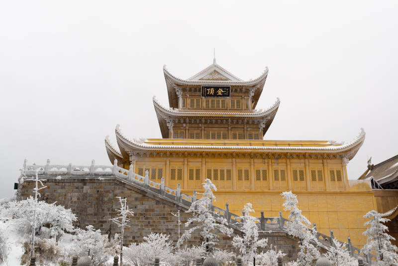 峨眉山雪覆金顶古寺辉煌图片