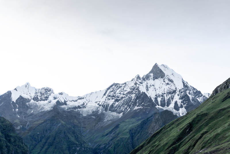 尼泊尔鱼尾峰雪山之巅 云雾缭绕图片