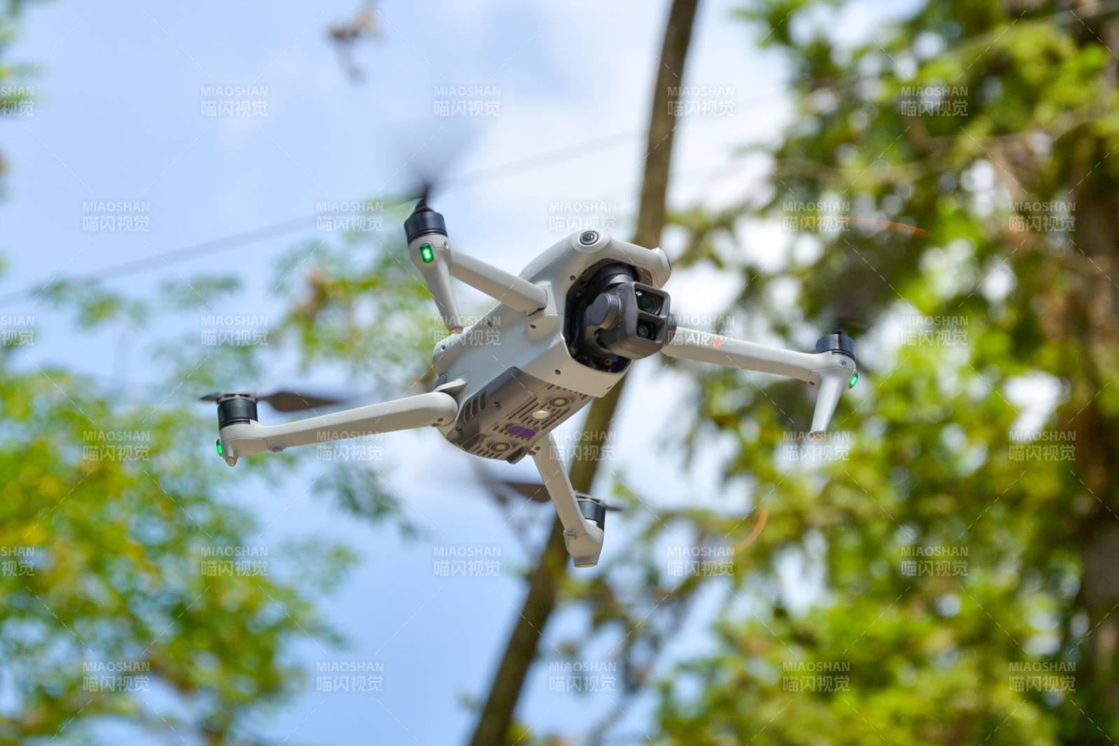空中飞行的无人机图片