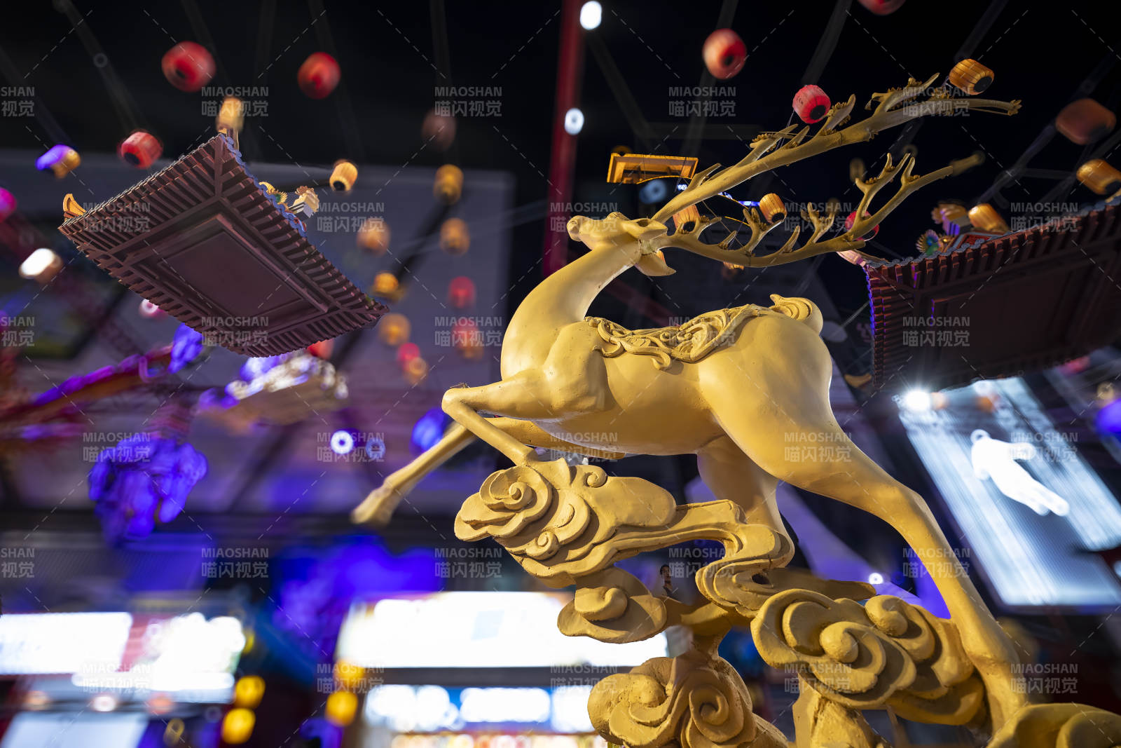 金色鹿雕 祥云环绕图片