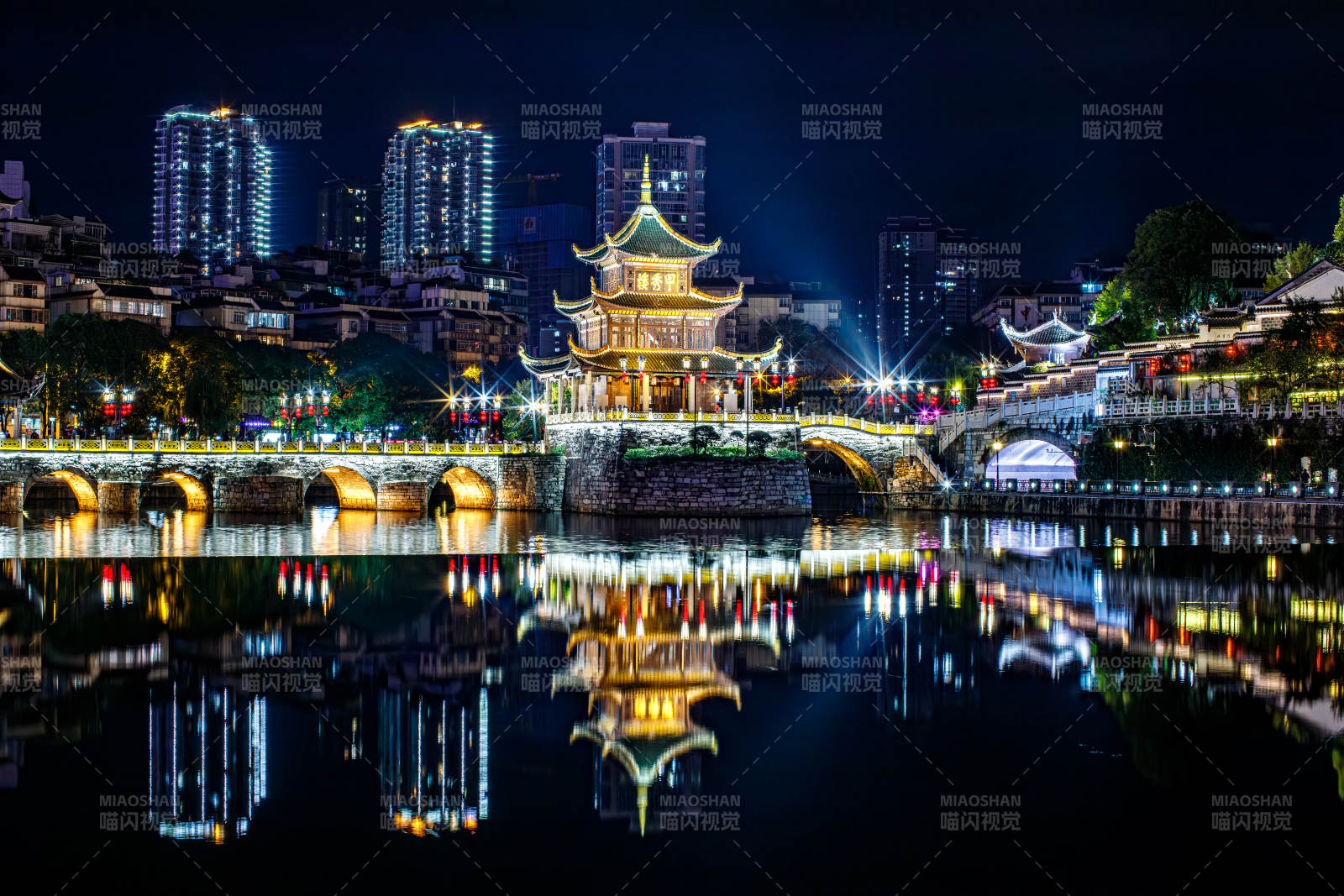 夜色中的贵阳甲秀楼图片