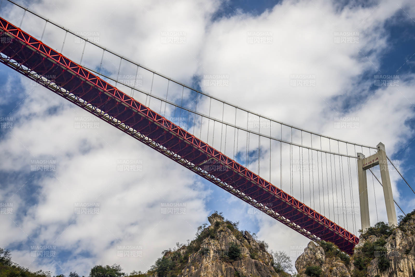 贵州省遵义市赤水河红军红色悬索桥横跨山谷图片