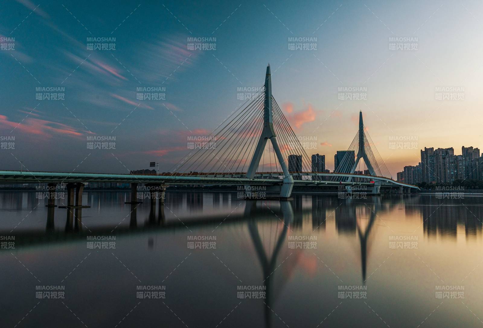 城市双塔桥日落倒影图片