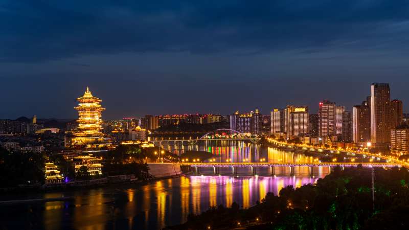 绵阳夜景璀璨 江畔灯火辉煌图片