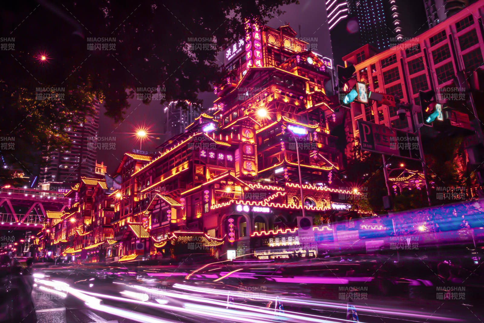 夜景中的洪崖洞灯光璀璨图片