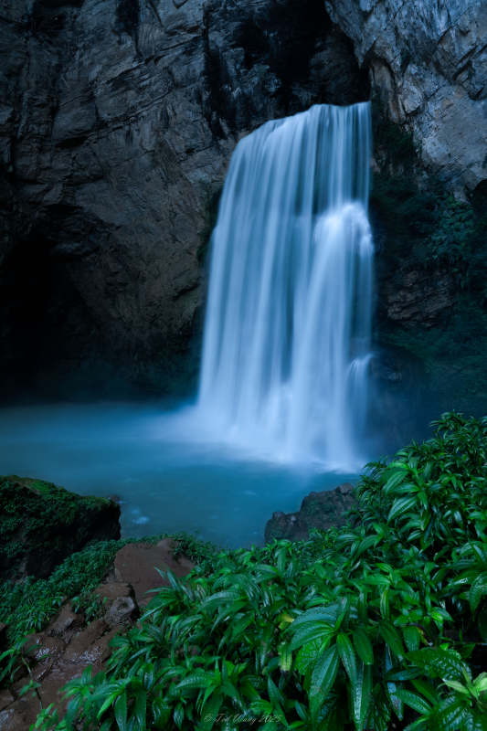 幽谷瀑布 碧水潺潺图片