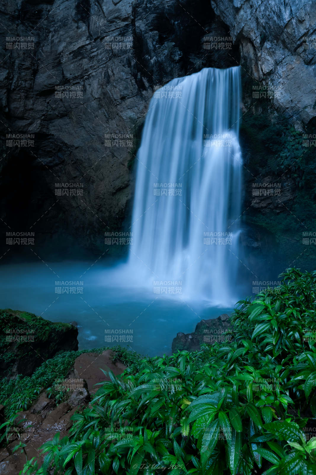 幽谷瀑布 碧水潺潺图片