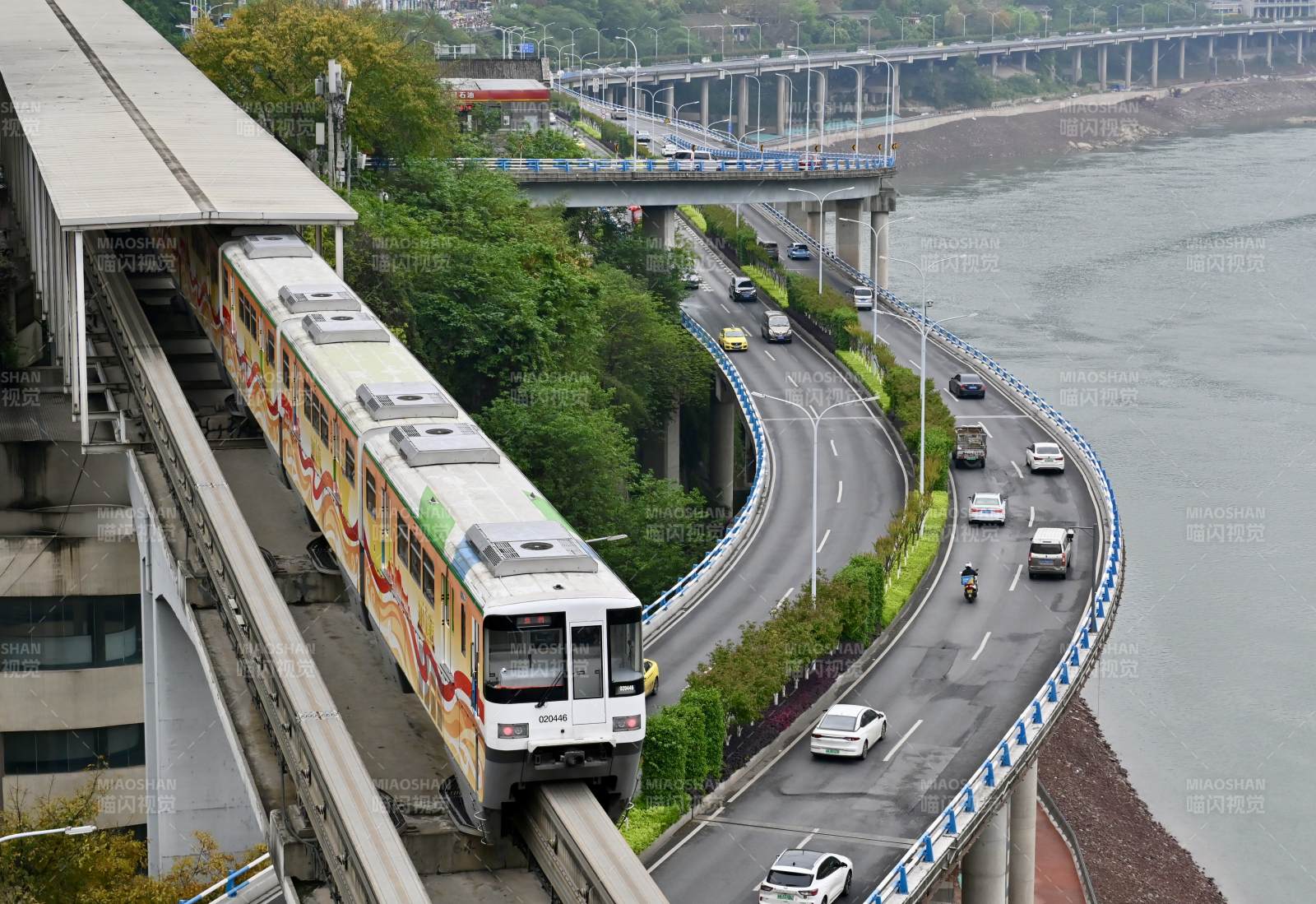 重庆轻轨穿桥过江风景线图片