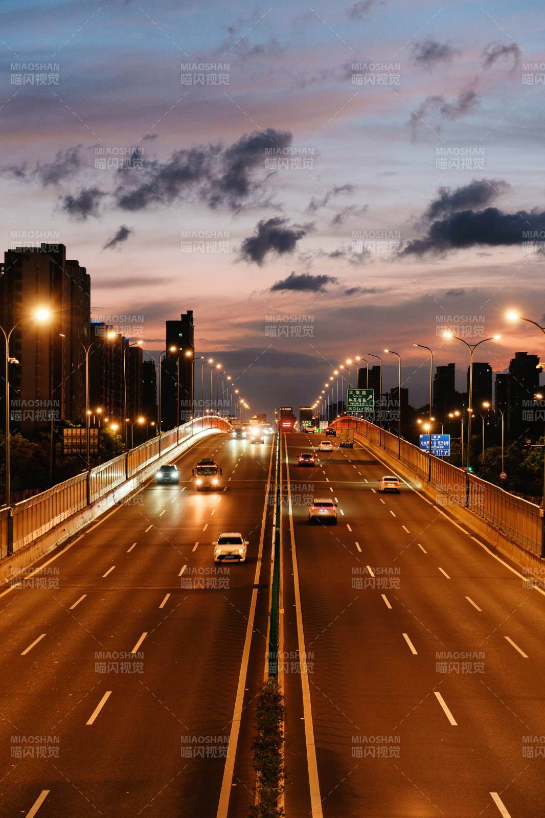 城市黄昏 车流如织图片